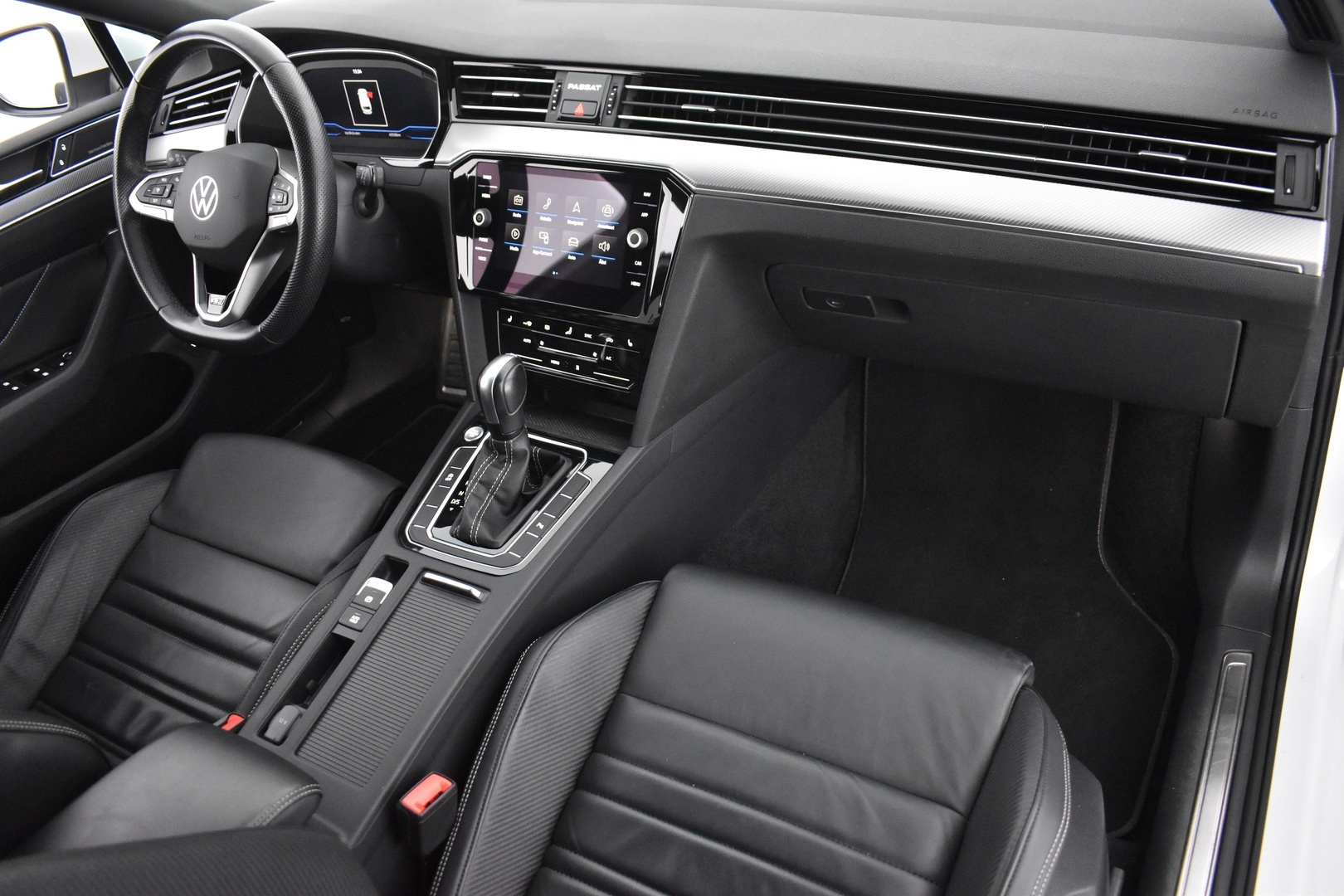 VOLKSWAGEN Passat 2024