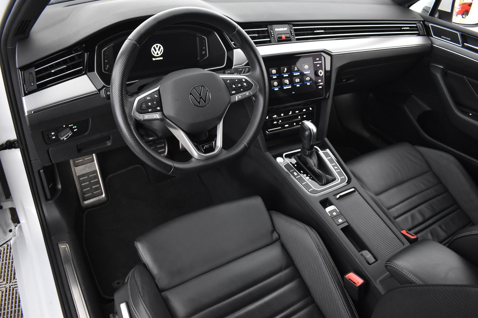 VOLKSWAGEN Passat 2024