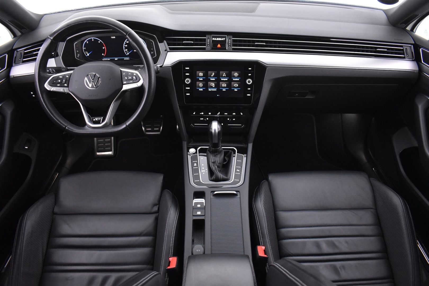 VOLKSWAGEN Passat 2024
