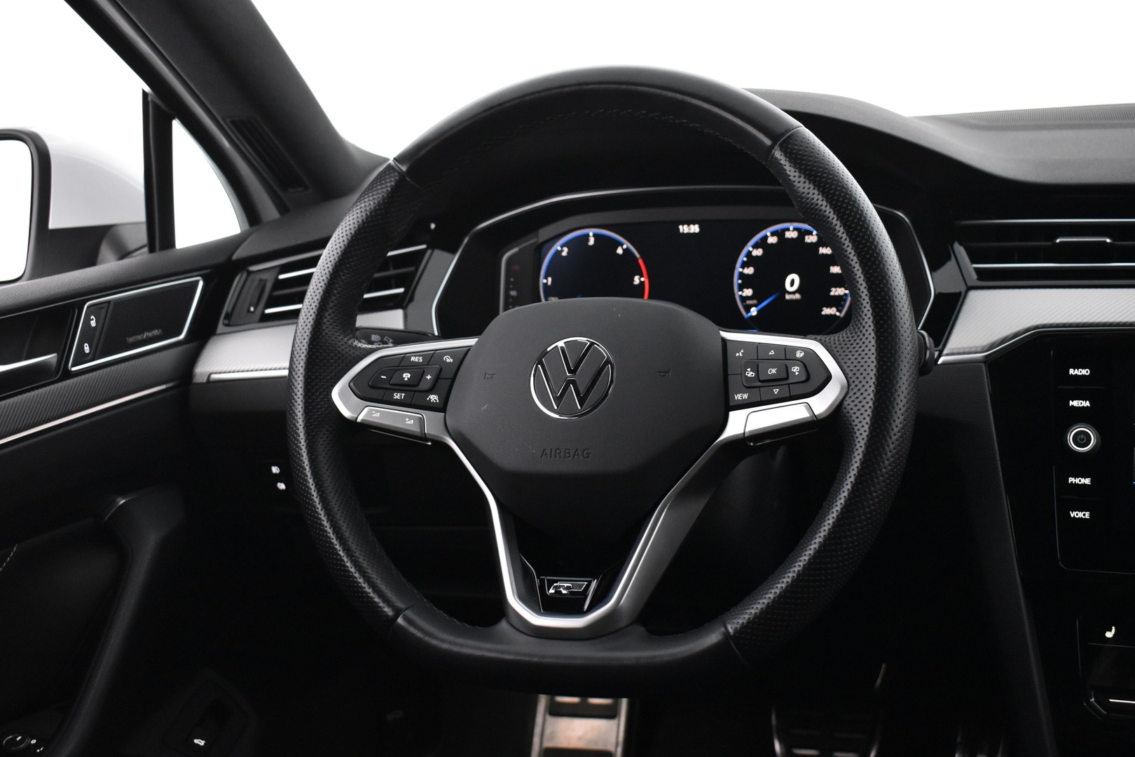 VOLKSWAGEN Passat 2024