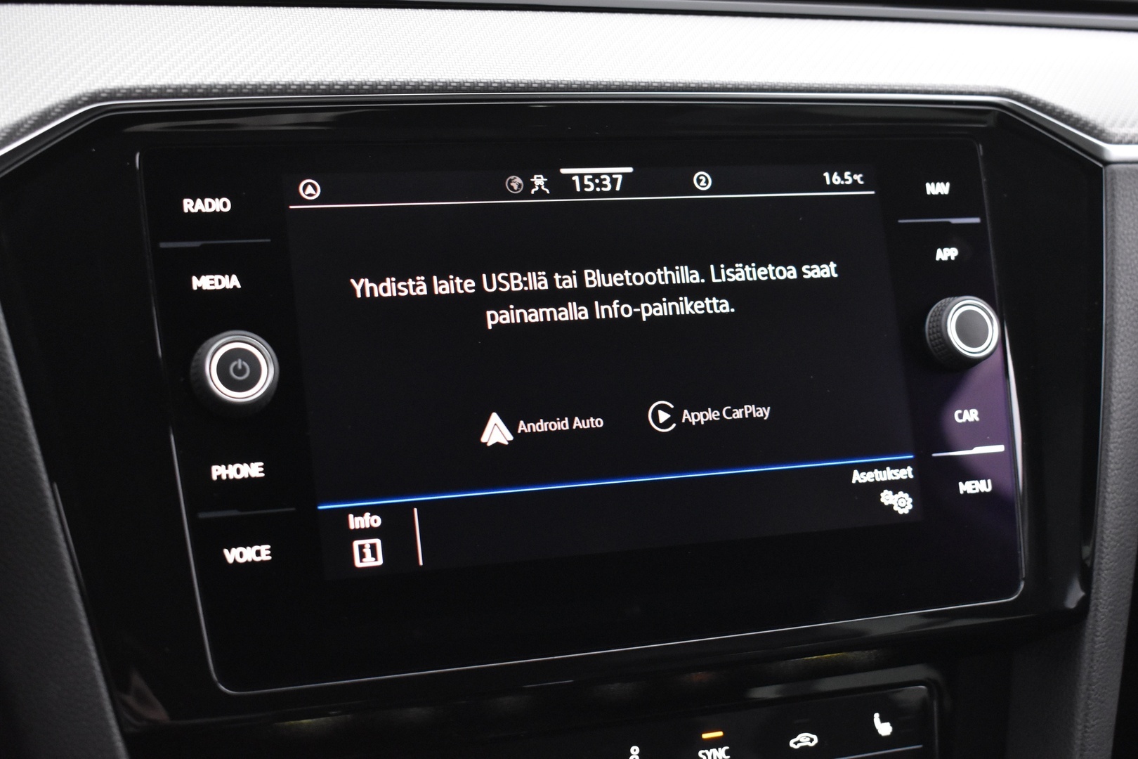 VOLKSWAGEN Passat 2024