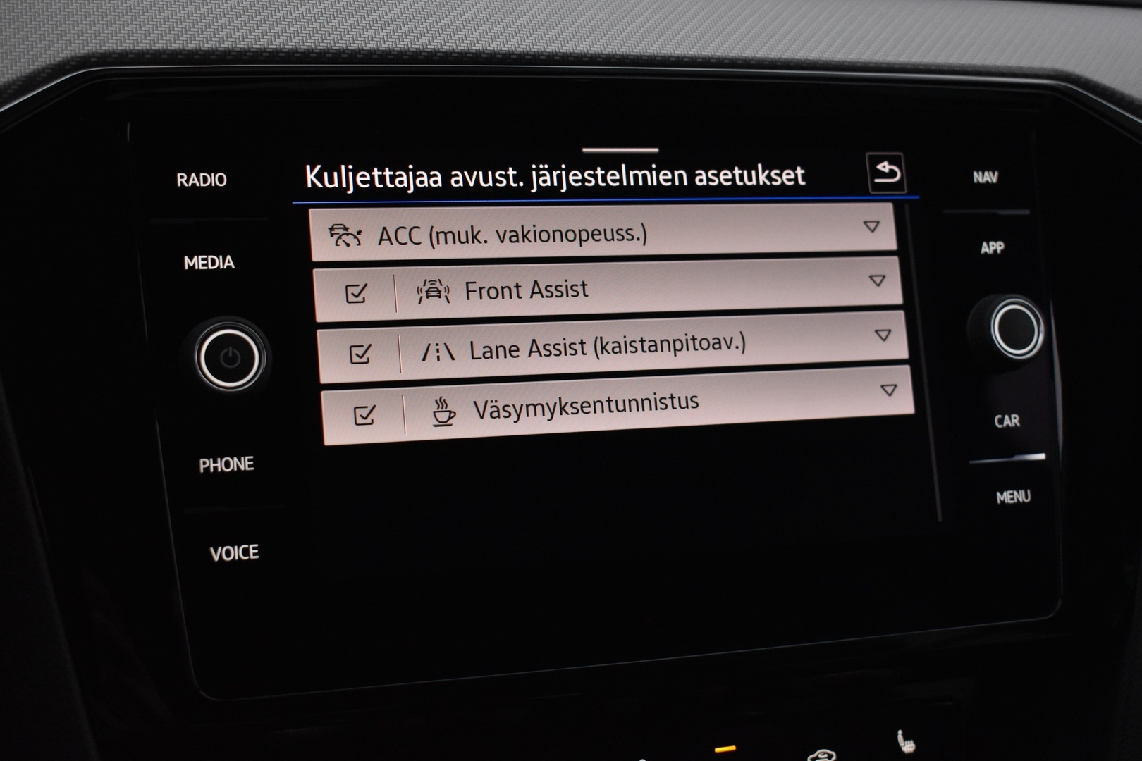 VOLKSWAGEN Passat 2024