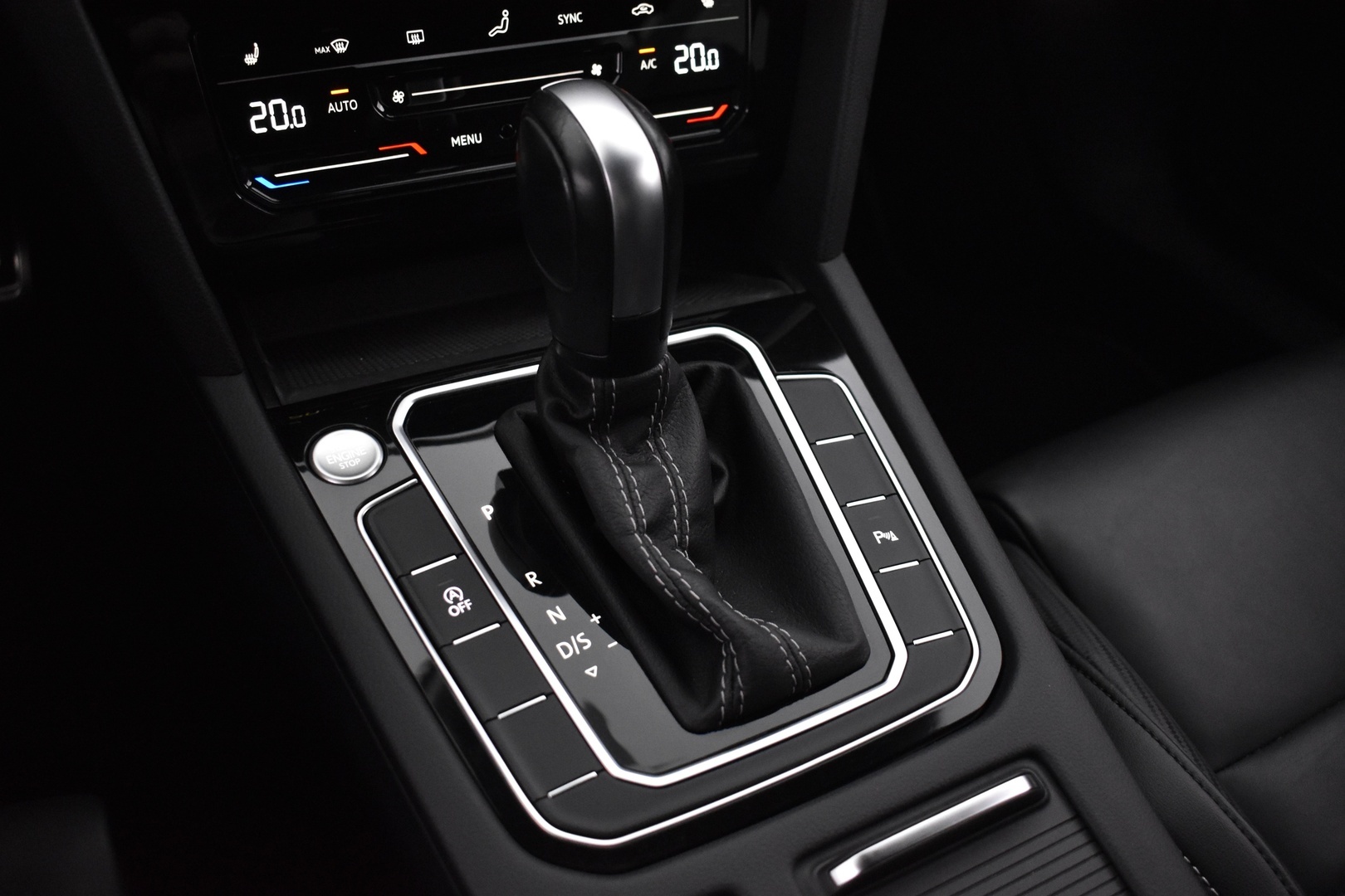 VOLKSWAGEN Passat 2024