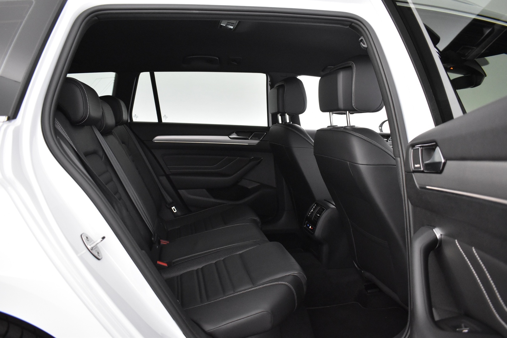 VOLKSWAGEN Passat 2024