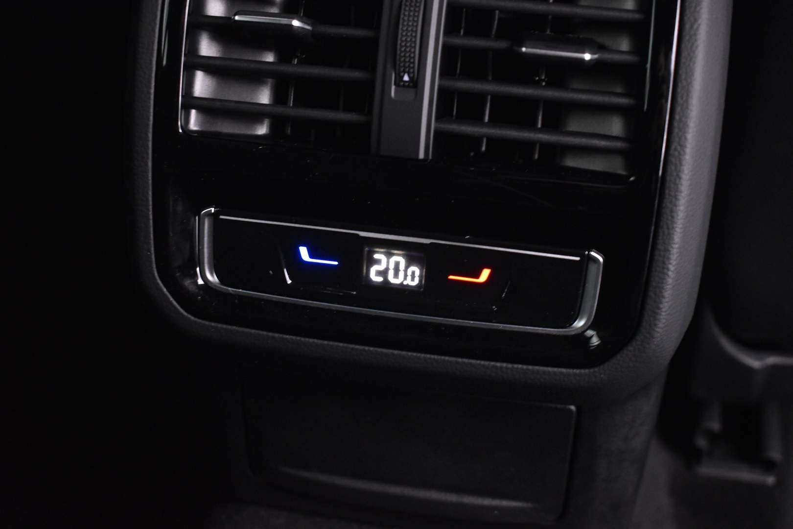 VOLKSWAGEN Passat 2024
