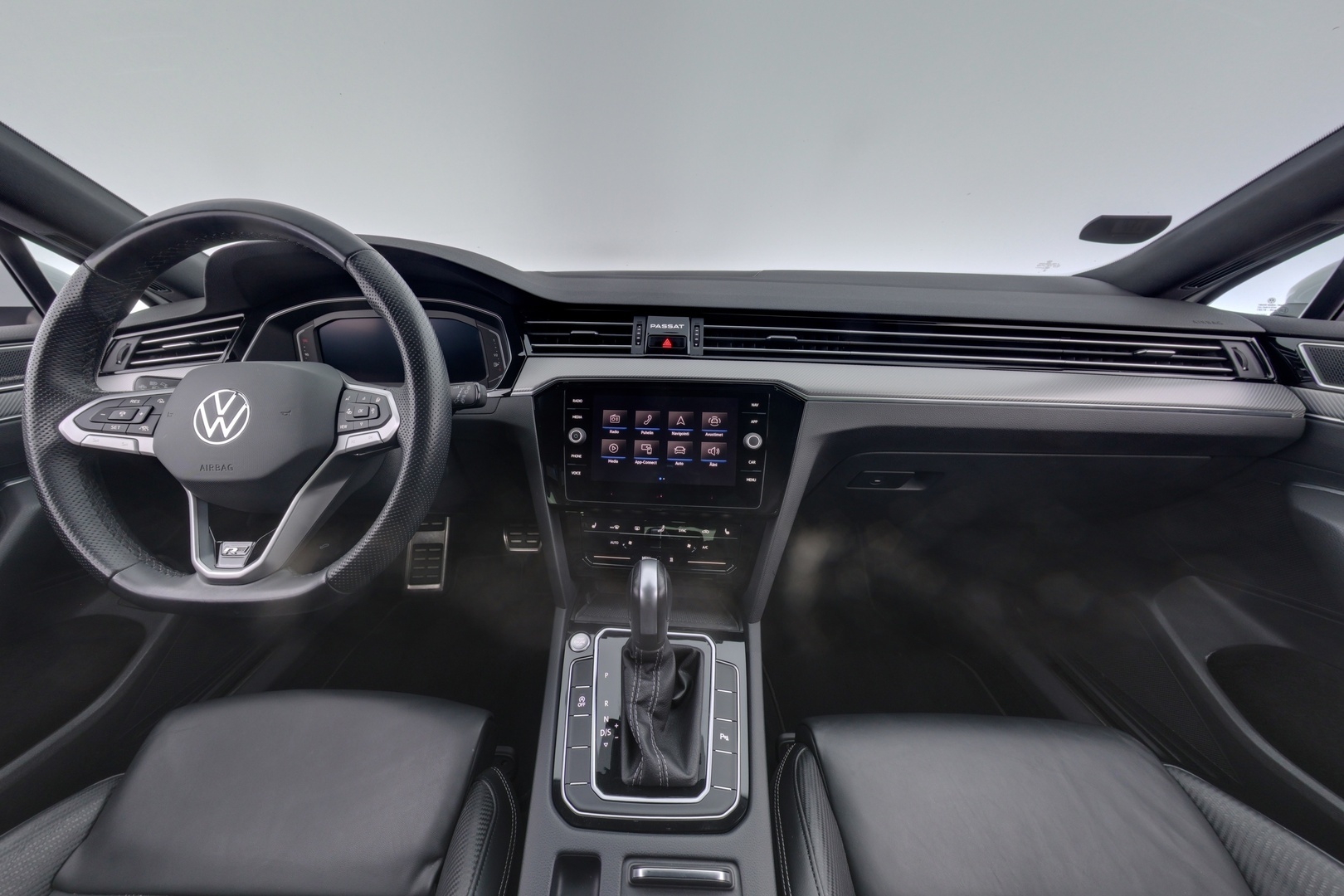 VOLKSWAGEN Passat 2024