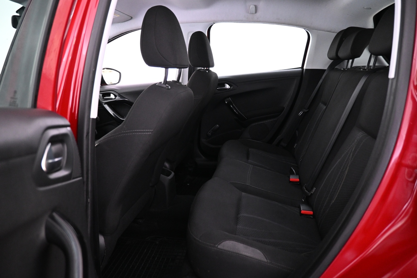 PEUGEOT 208 2015