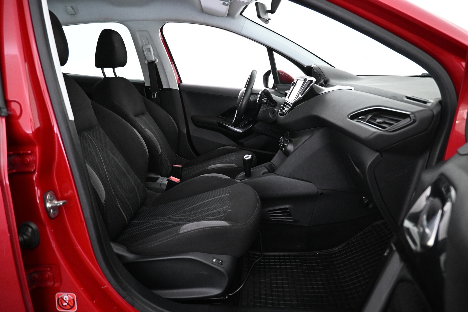 PEUGEOT 208 2015