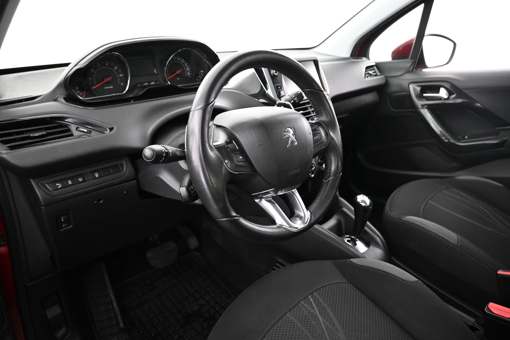PEUGEOT 208 2015