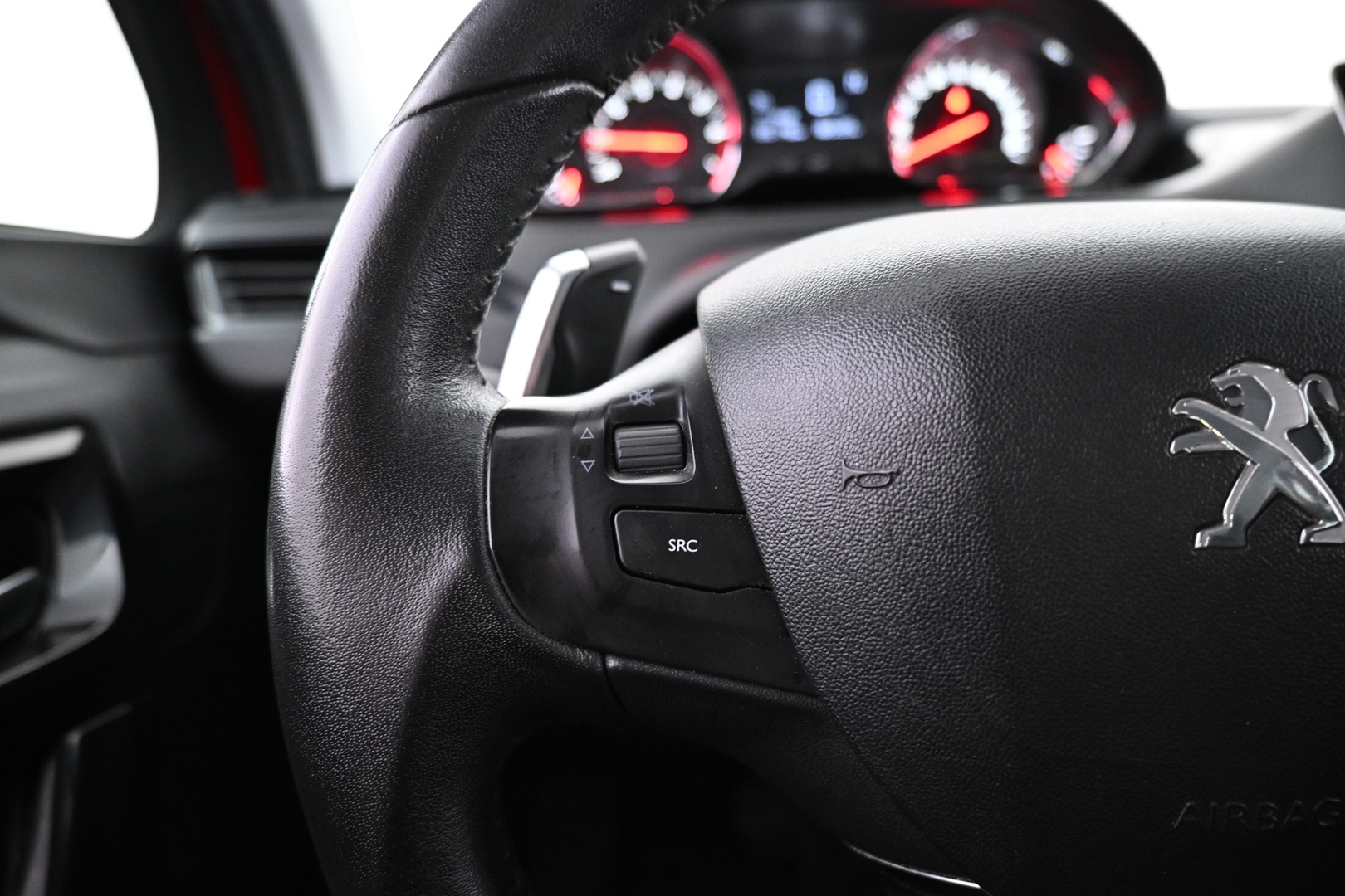 PEUGEOT 208 2015