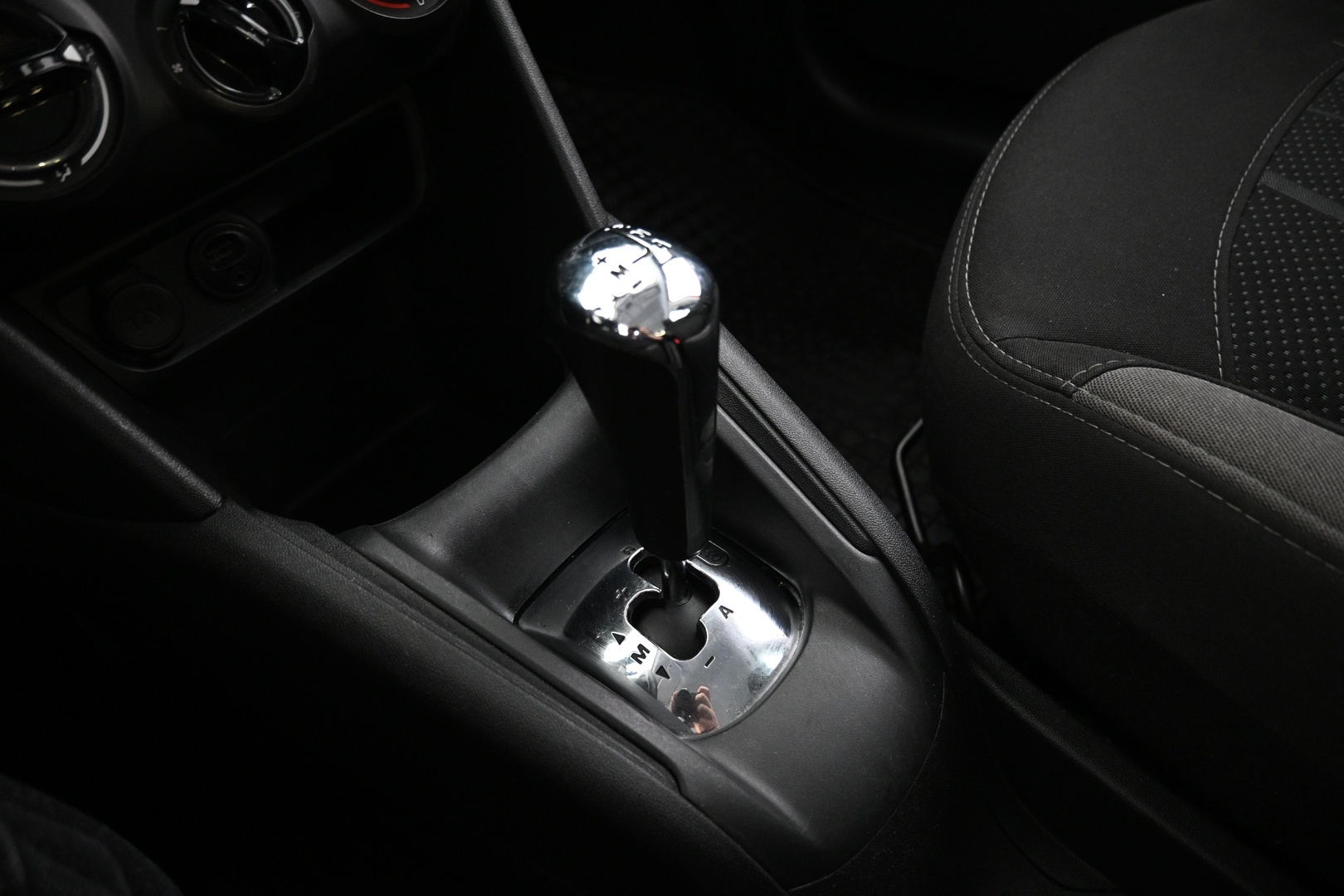 PEUGEOT 208 2015