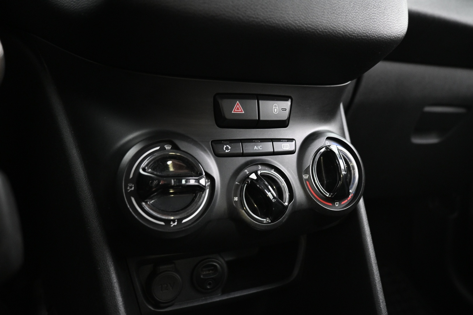 PEUGEOT 208 2015