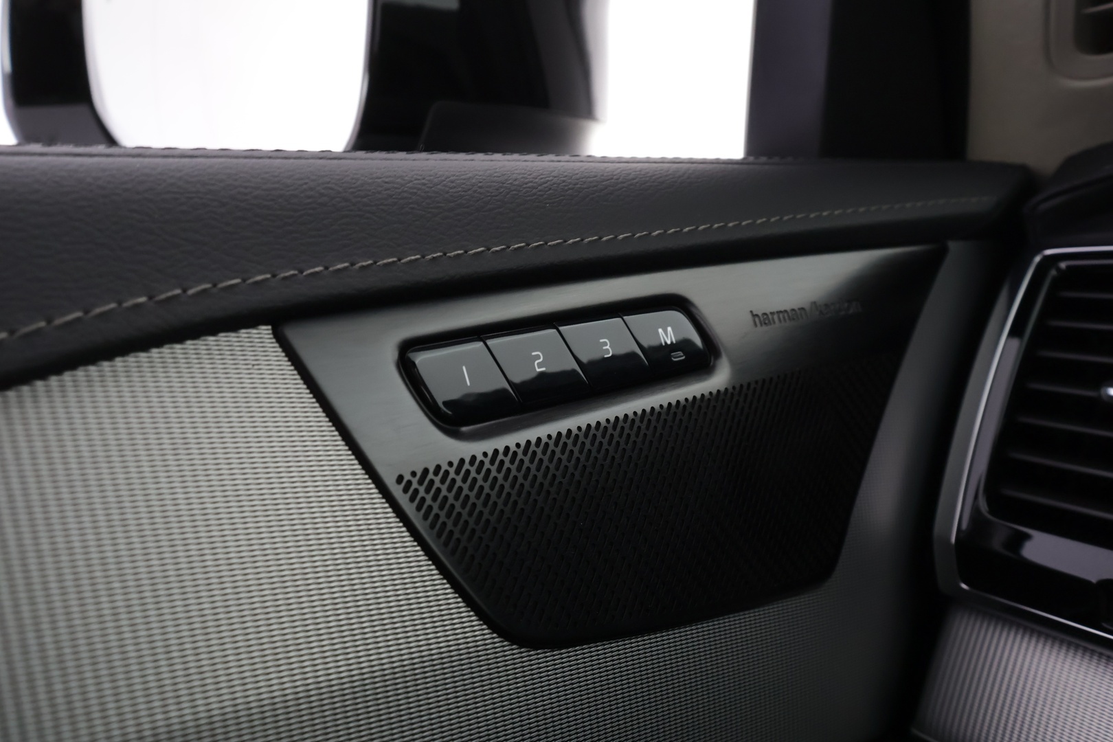 VOLVO XC90 2025