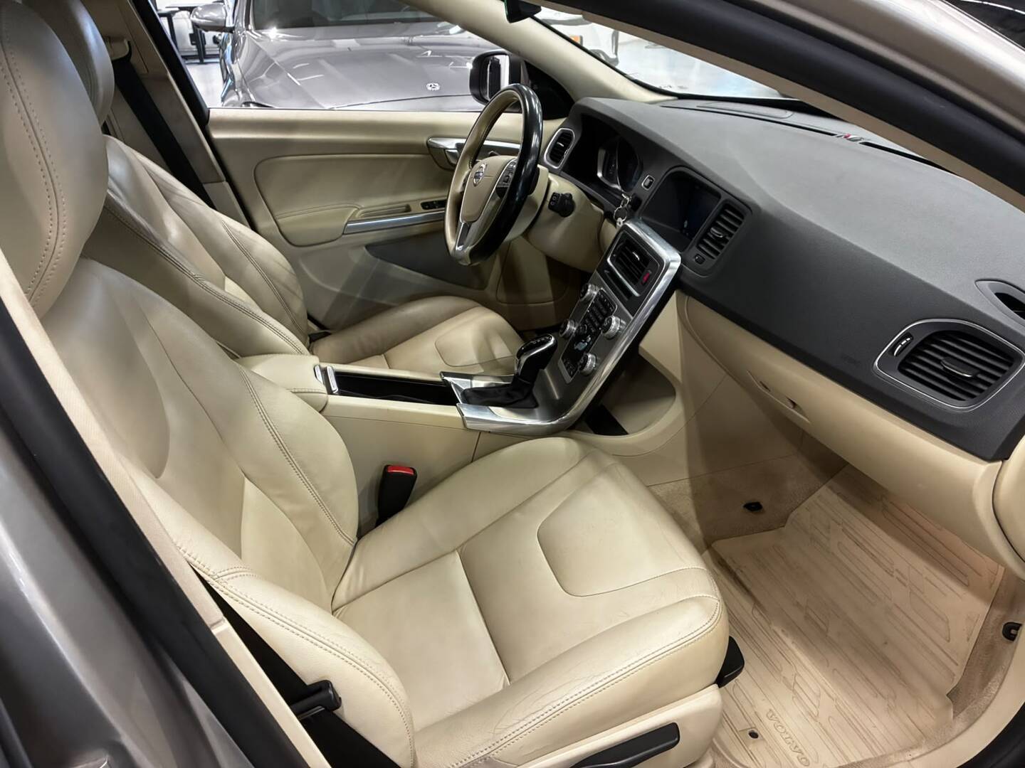 VOLVO V60 2015