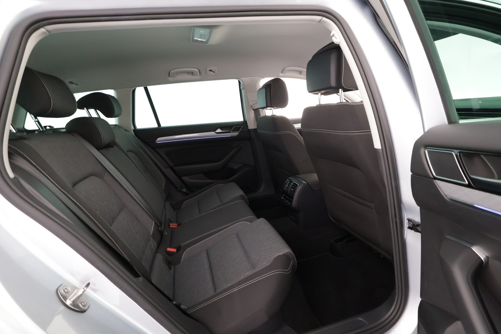 VOLKSWAGEN Passat 2023