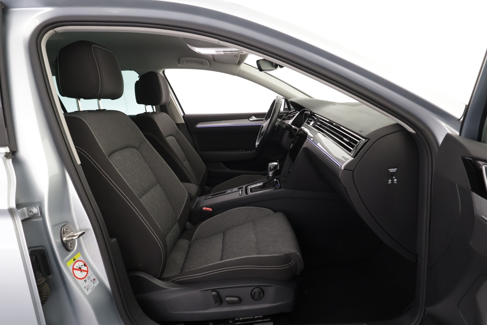 VOLKSWAGEN Passat 2023