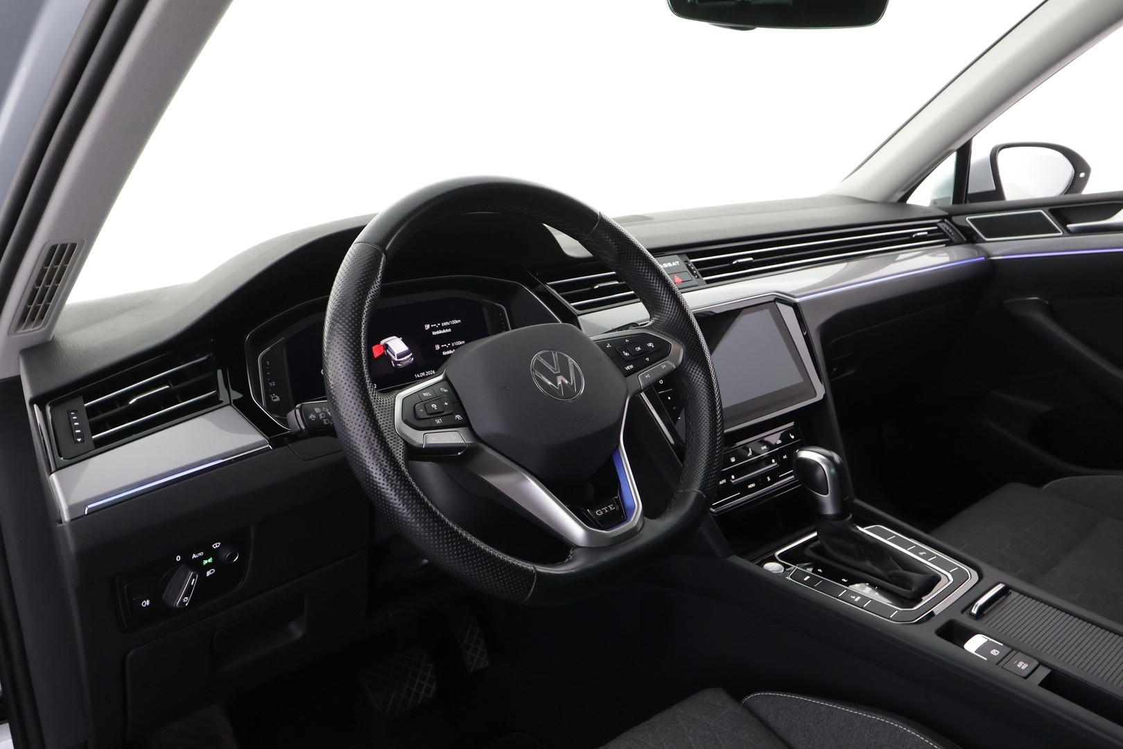 VOLKSWAGEN Passat 2023