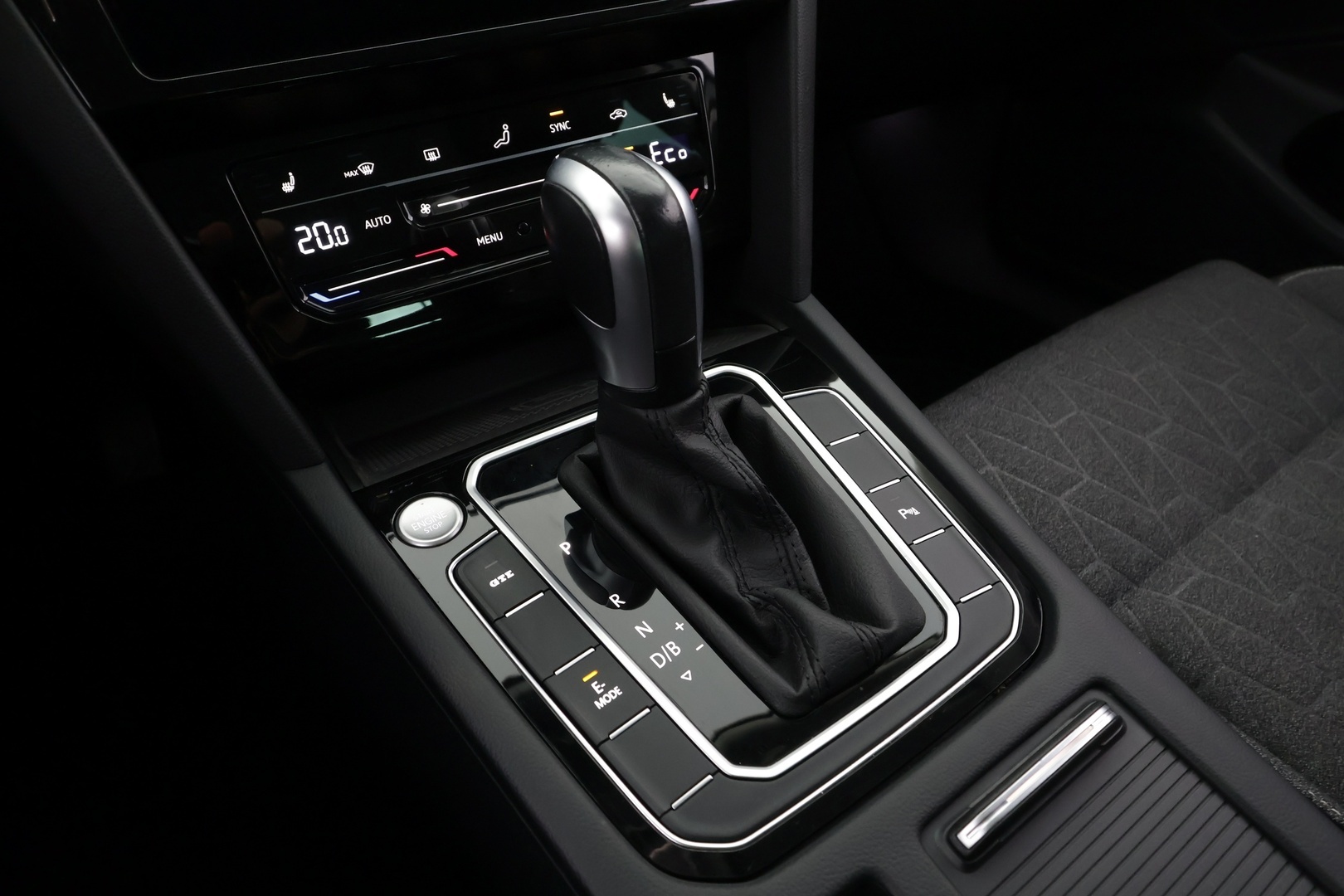 VOLKSWAGEN Passat 2023