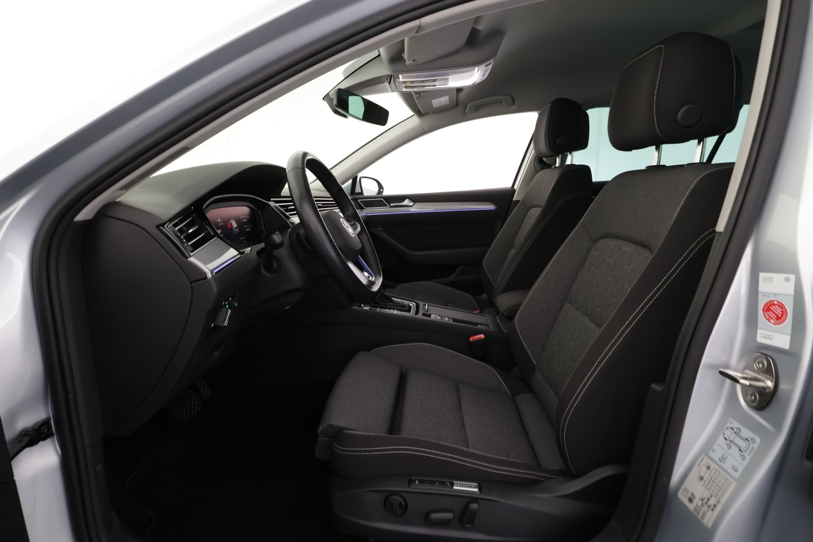 VOLKSWAGEN Passat 2023
