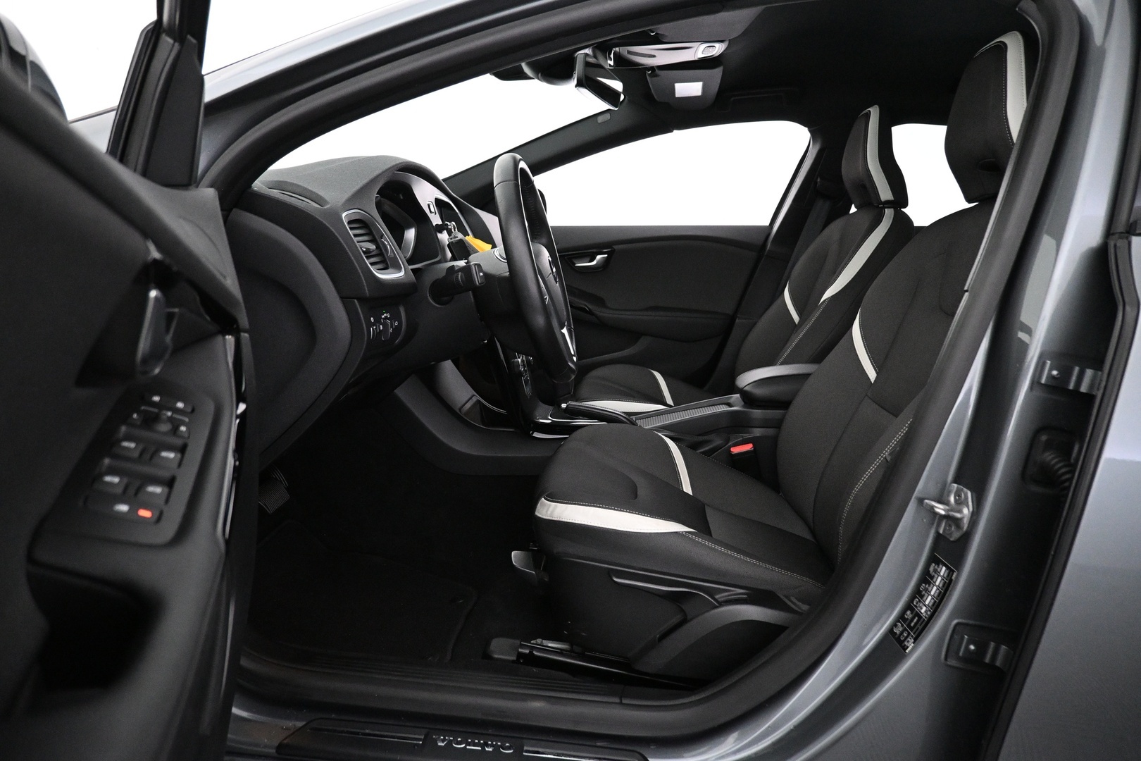 VOLVO V40 2019