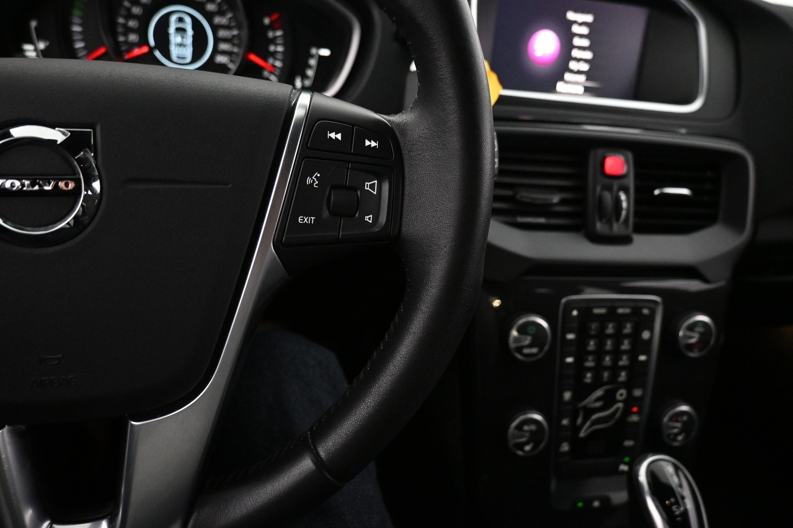 VOLVO V40 2019