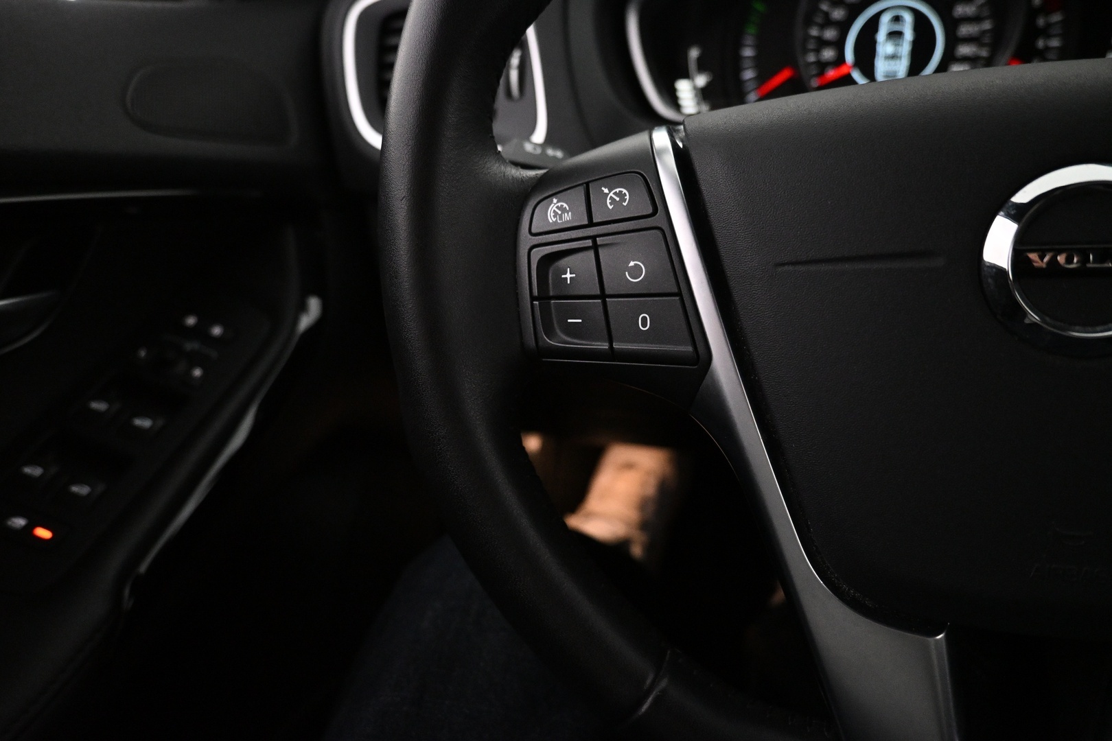 VOLVO V40 2019