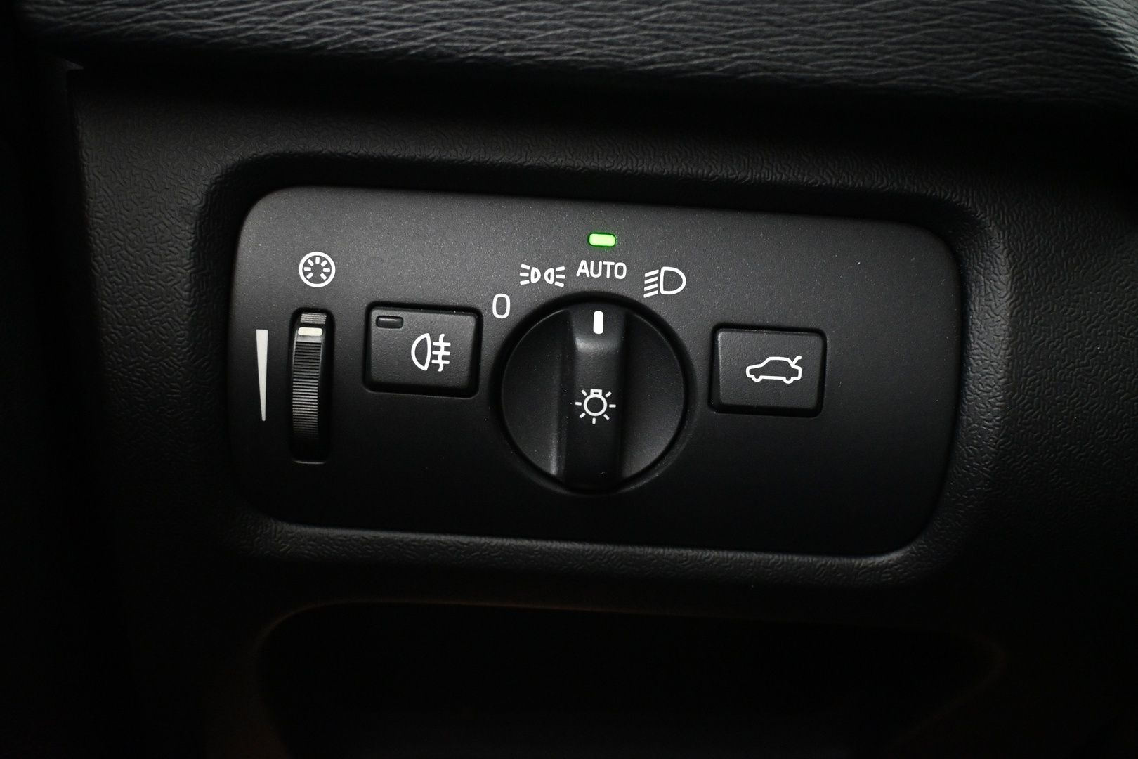 VOLVO V40 2019