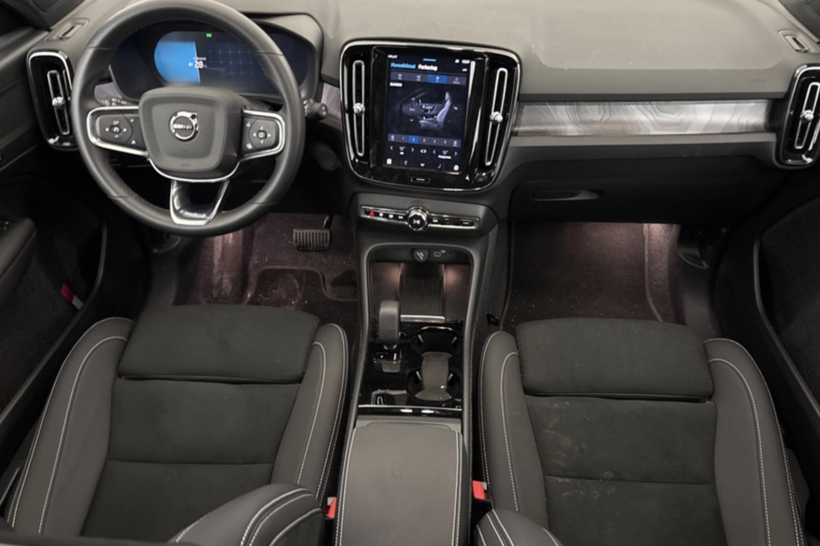VOLVO EX40 2025