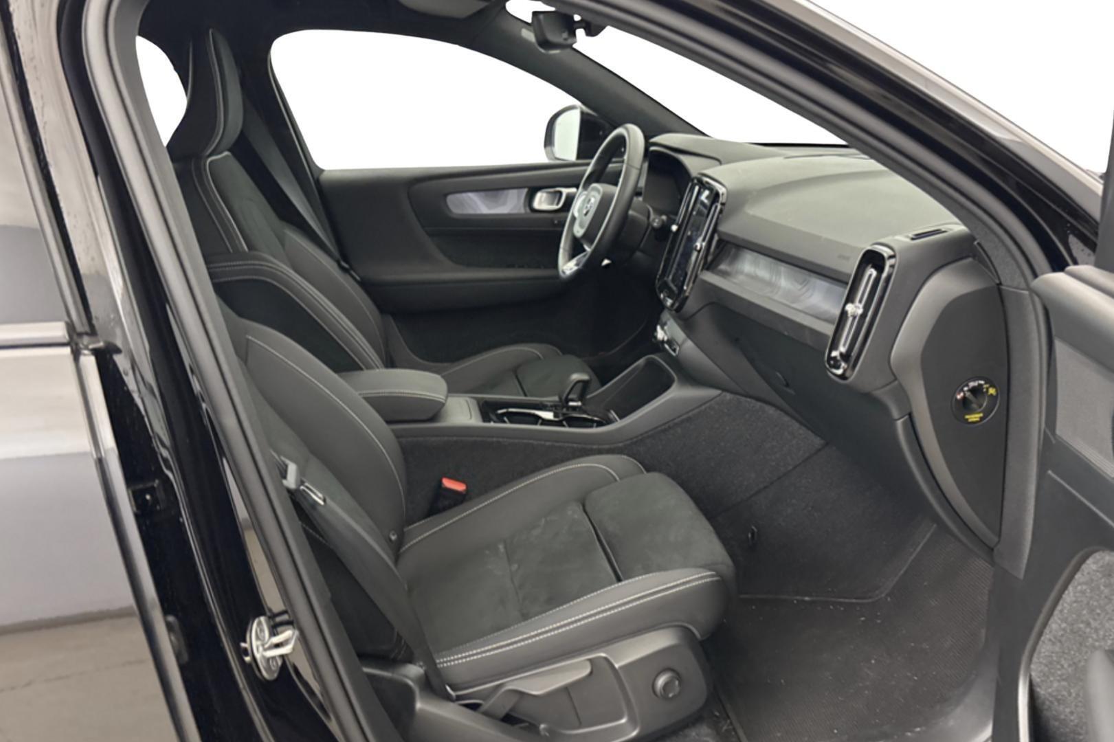 VOLVO EX40 2025