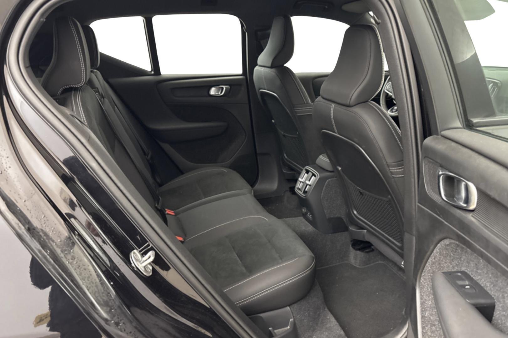 VOLVO EX40 2025