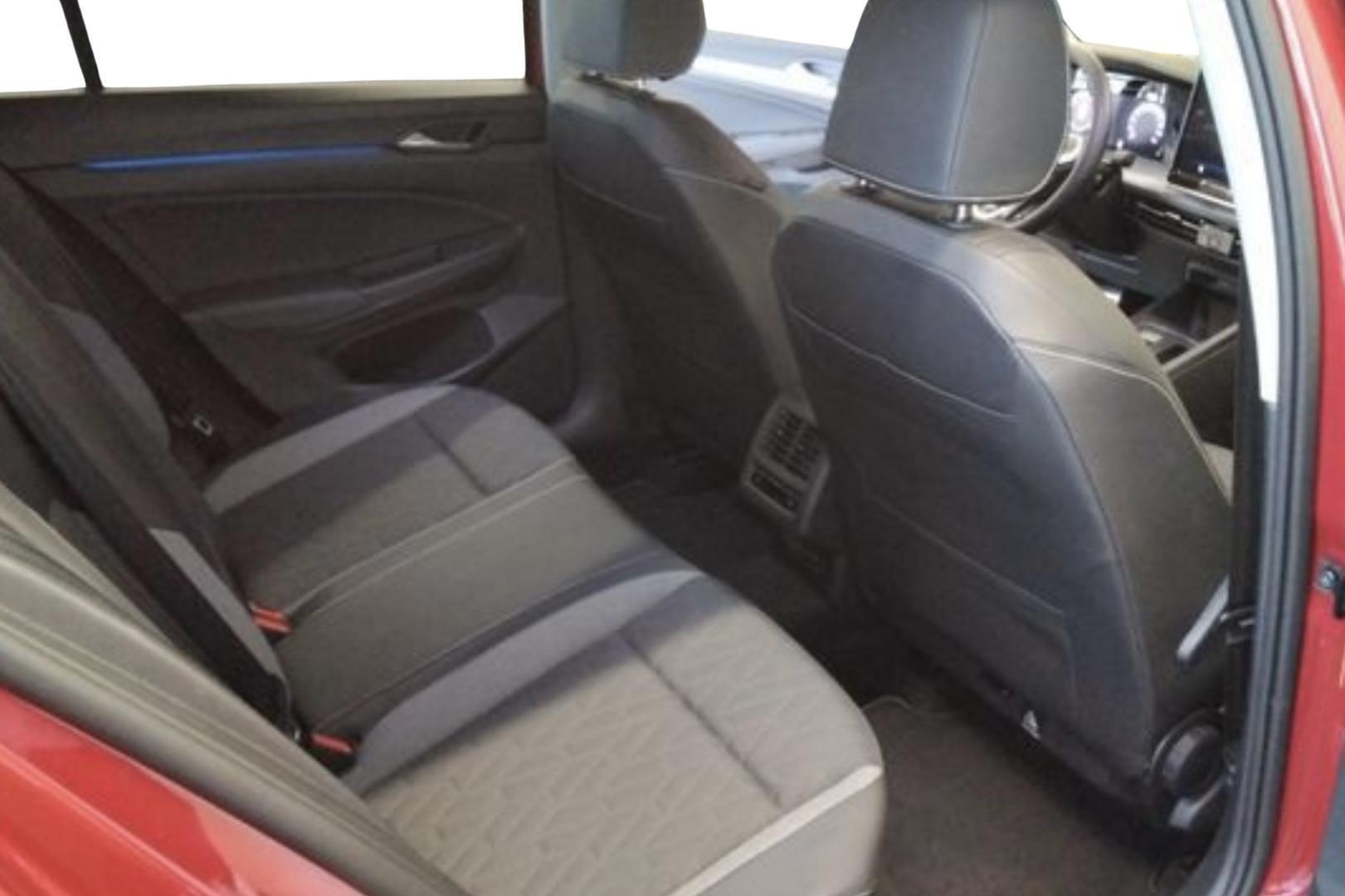 VOLKSWAGEN Golf 2025