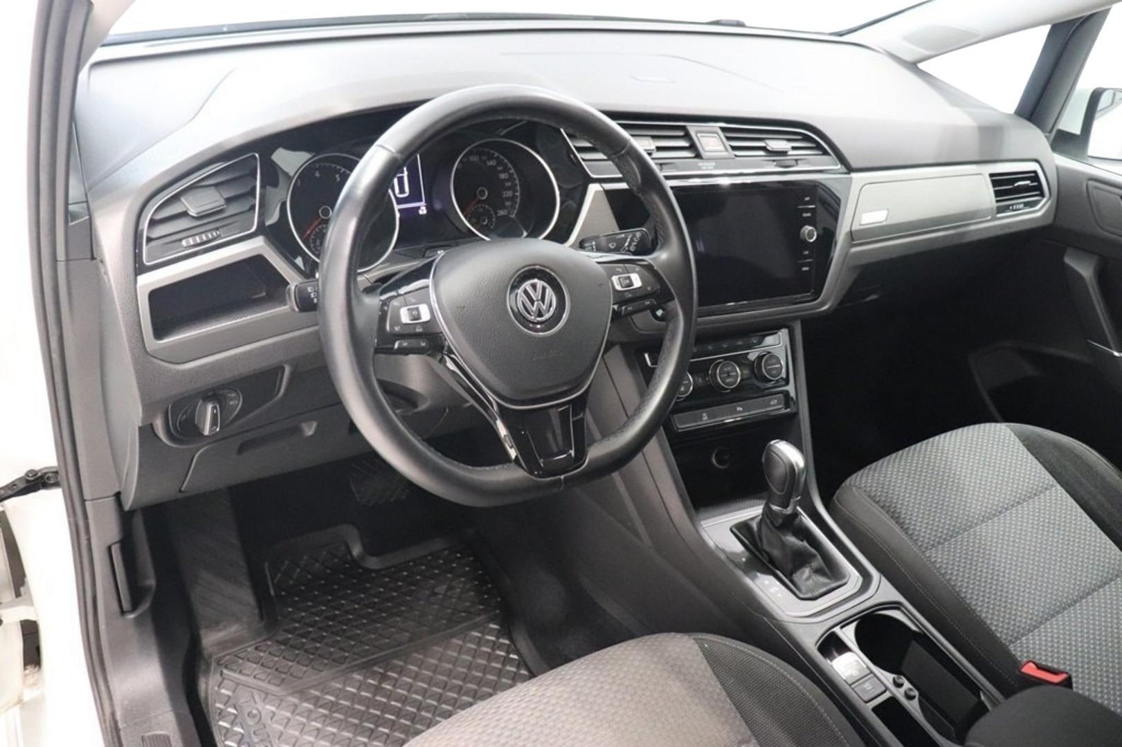 VOLKSWAGEN Touran 2018