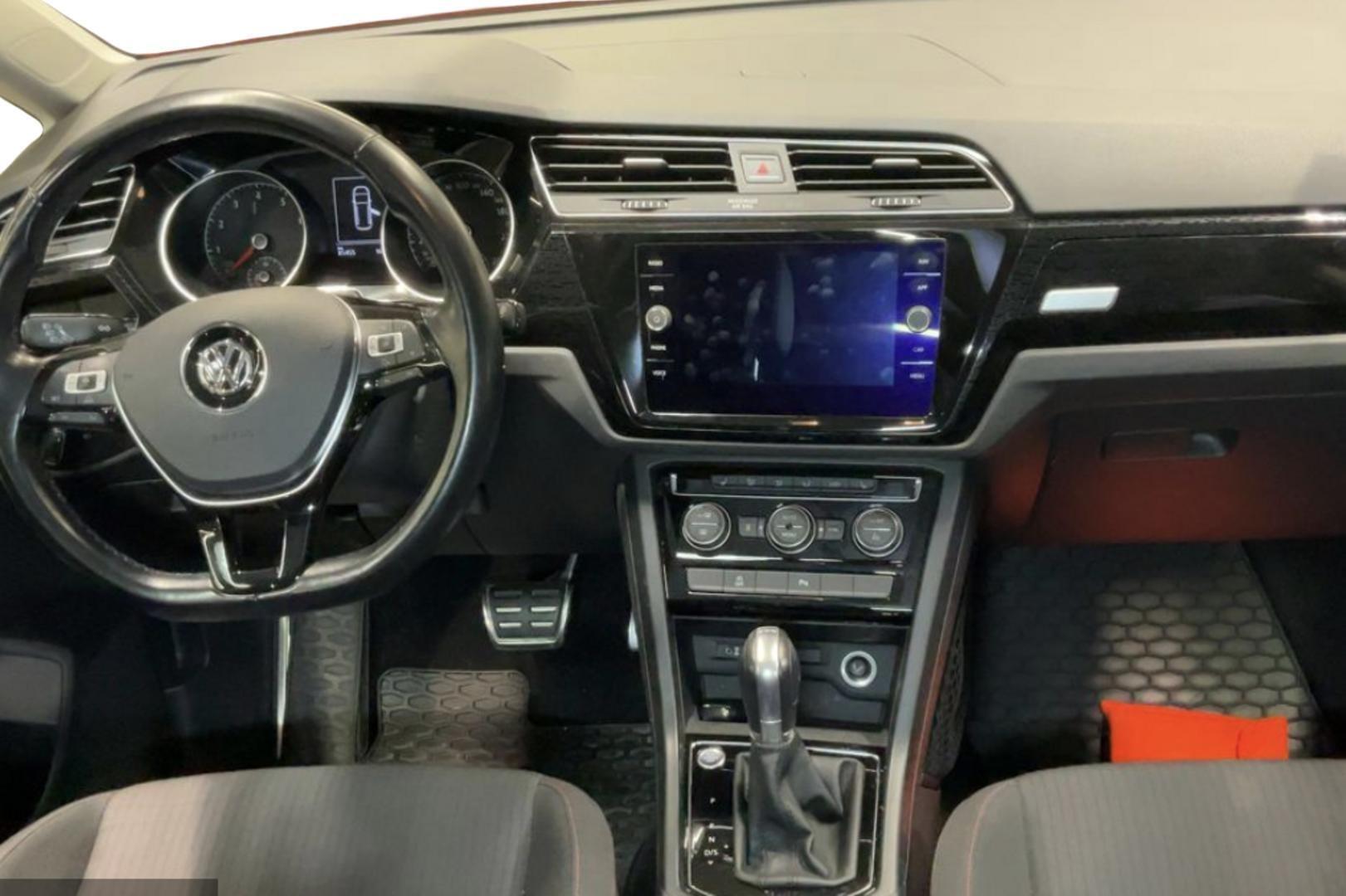 VOLKSWAGEN Touran 2018