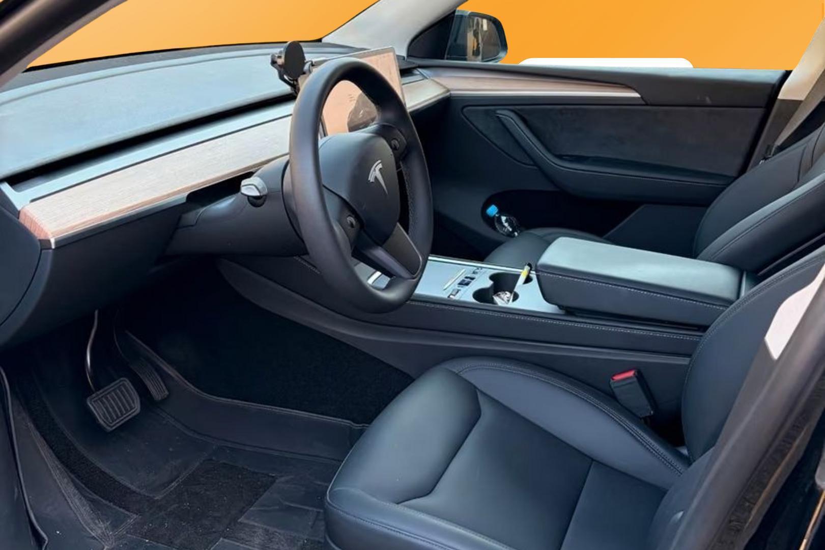 TESLA Model Y 2024