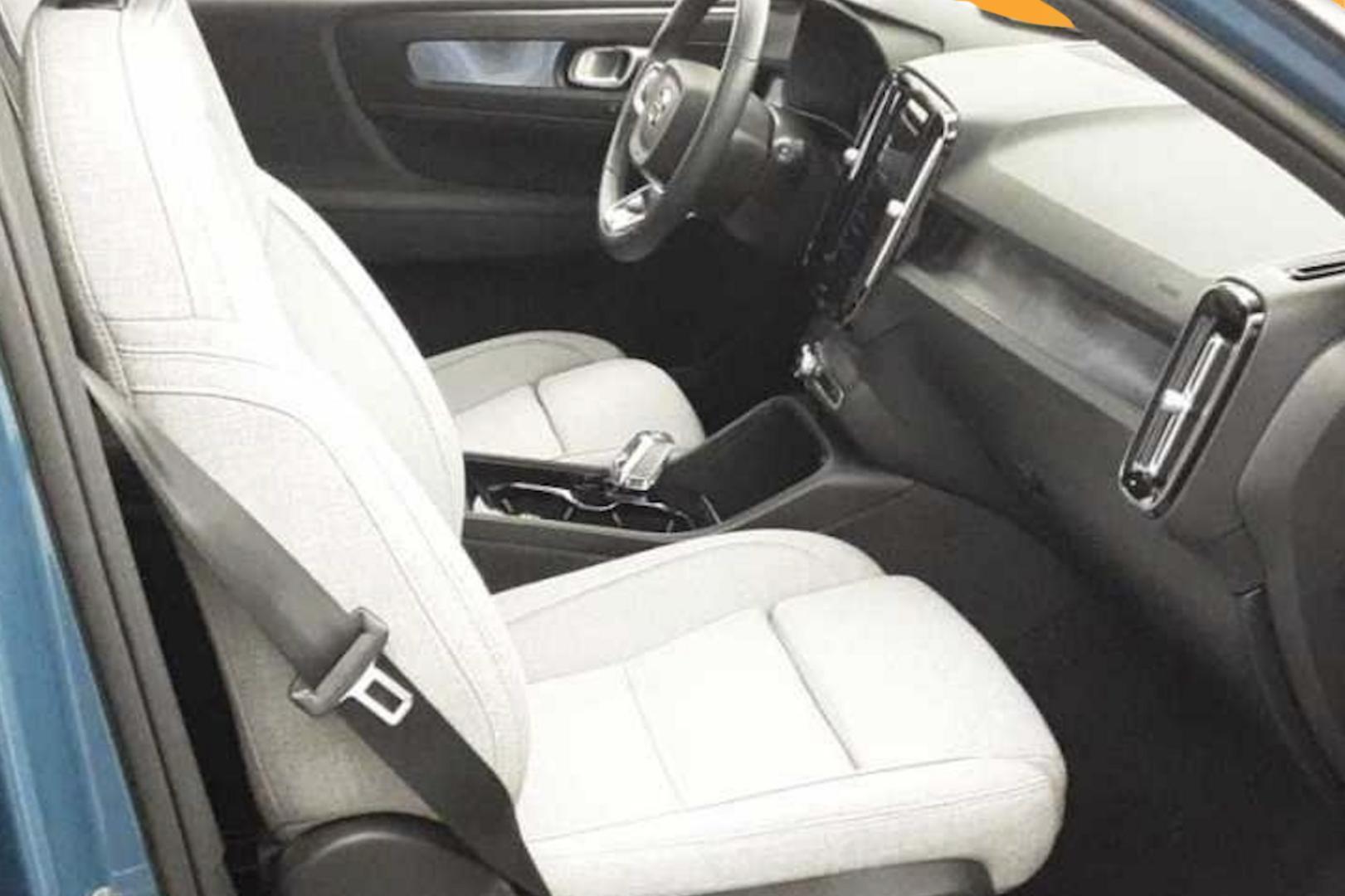 VOLVO XC40 2023
