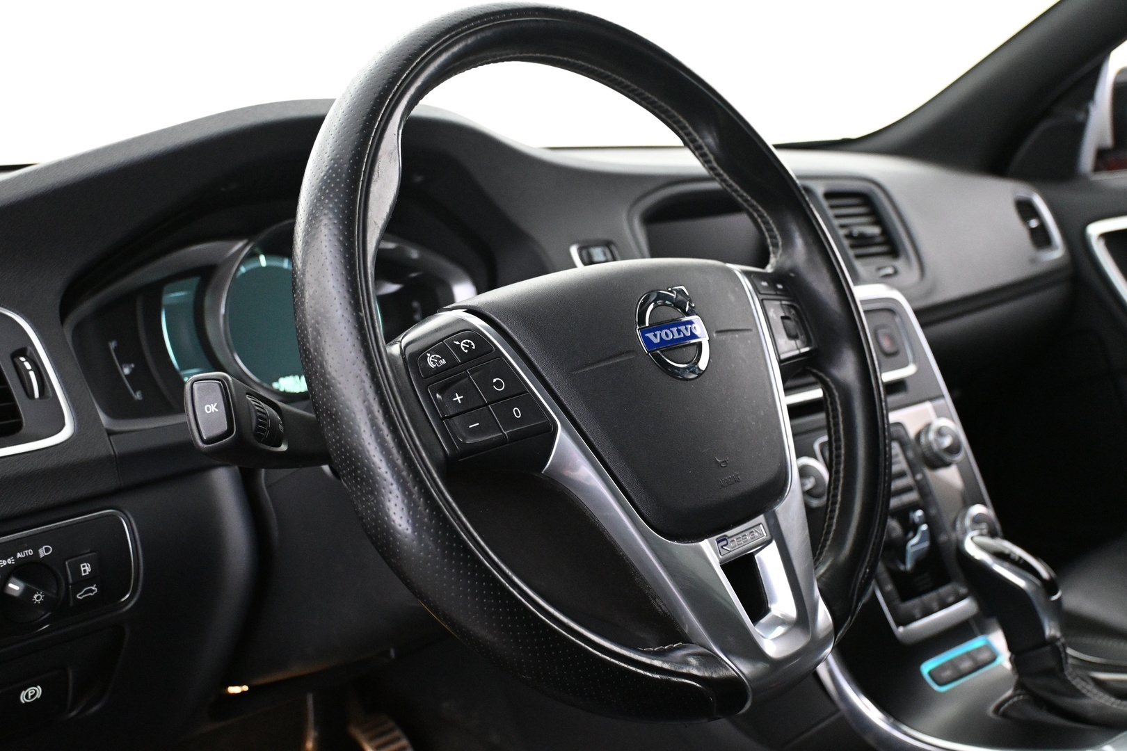 VOLVO V60 2015
