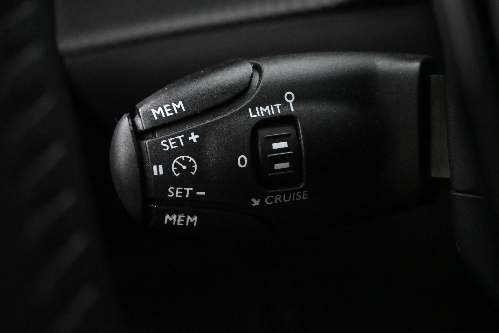 PEUGEOT e-2008 2024