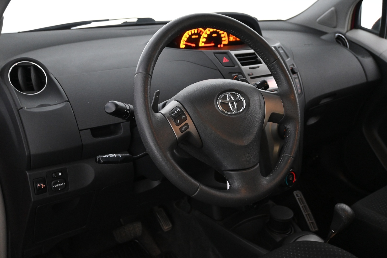 TOYOTA Yaris 2010