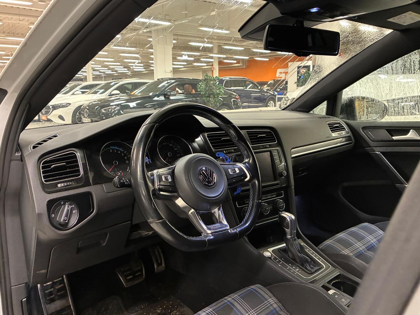 VOLKSWAGEN Golf 2015