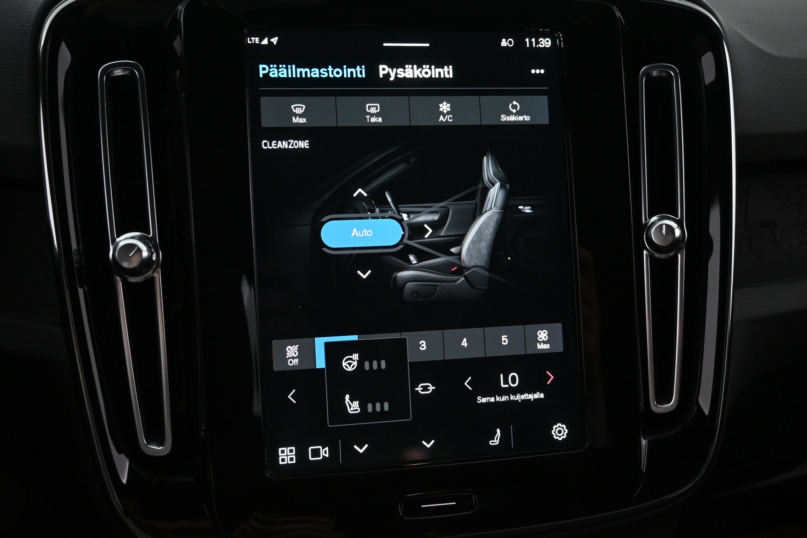 VOLVO XC40 2023