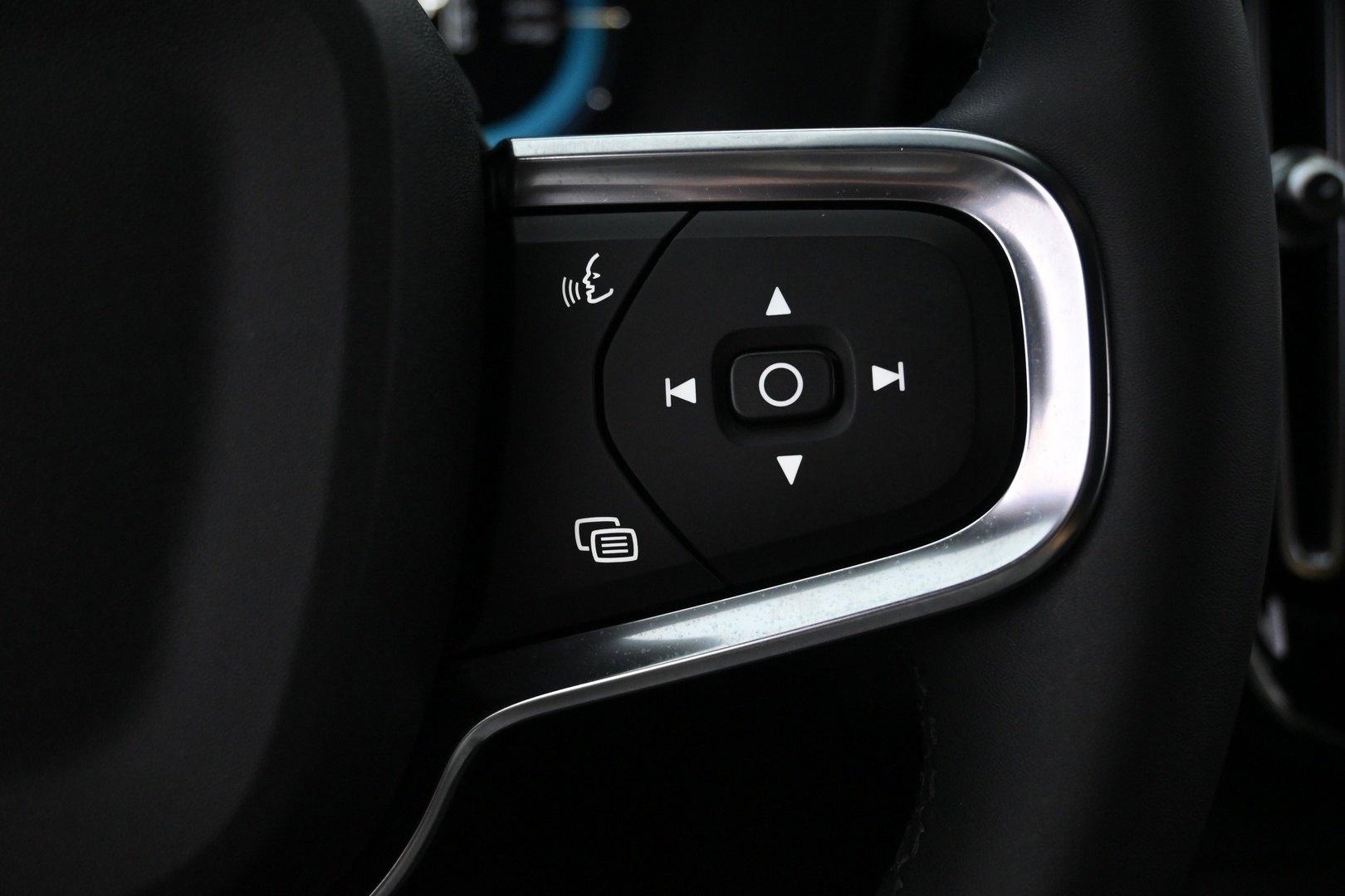 VOLVO XC40 2023