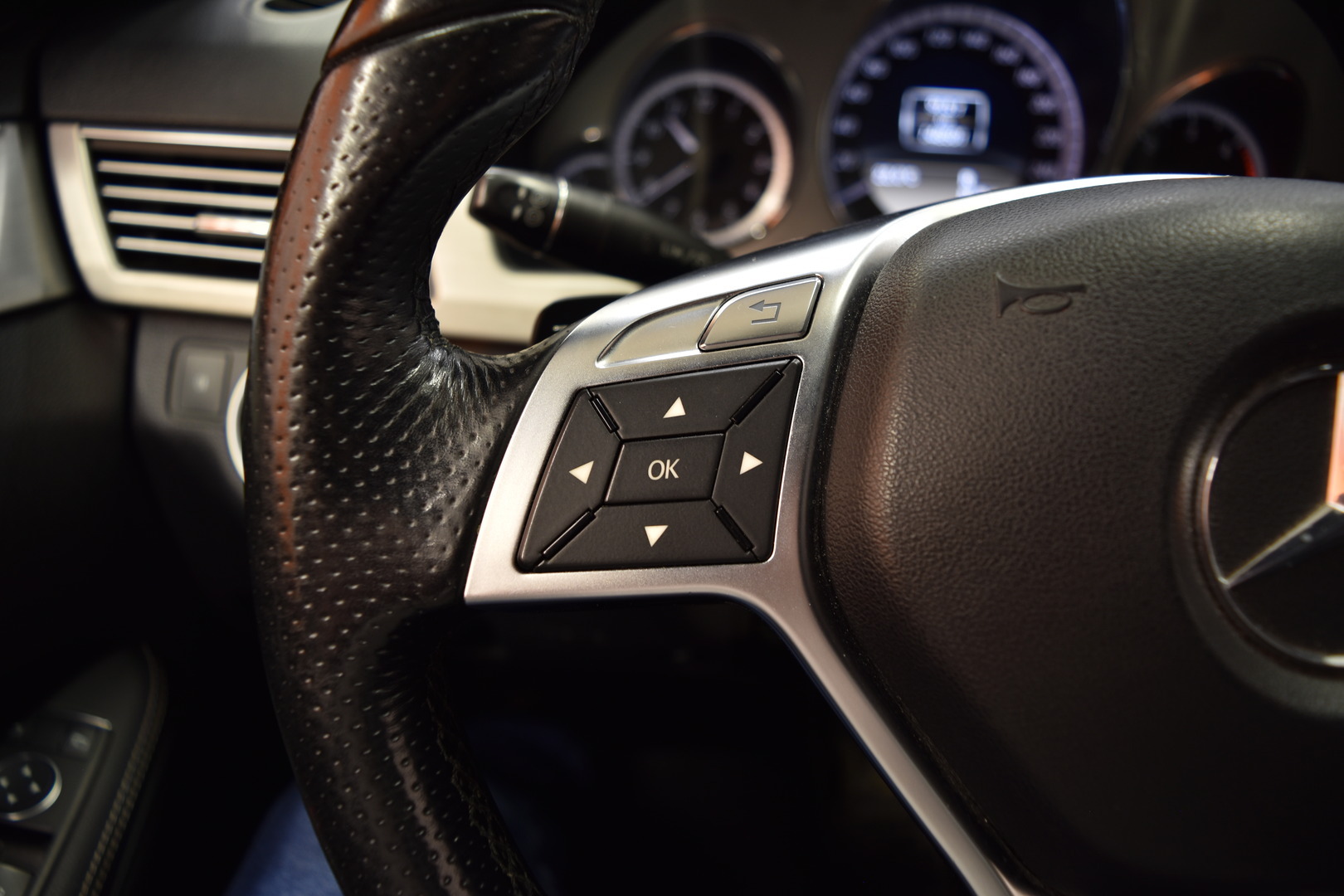 MERCEDES-BENZ E 2012
