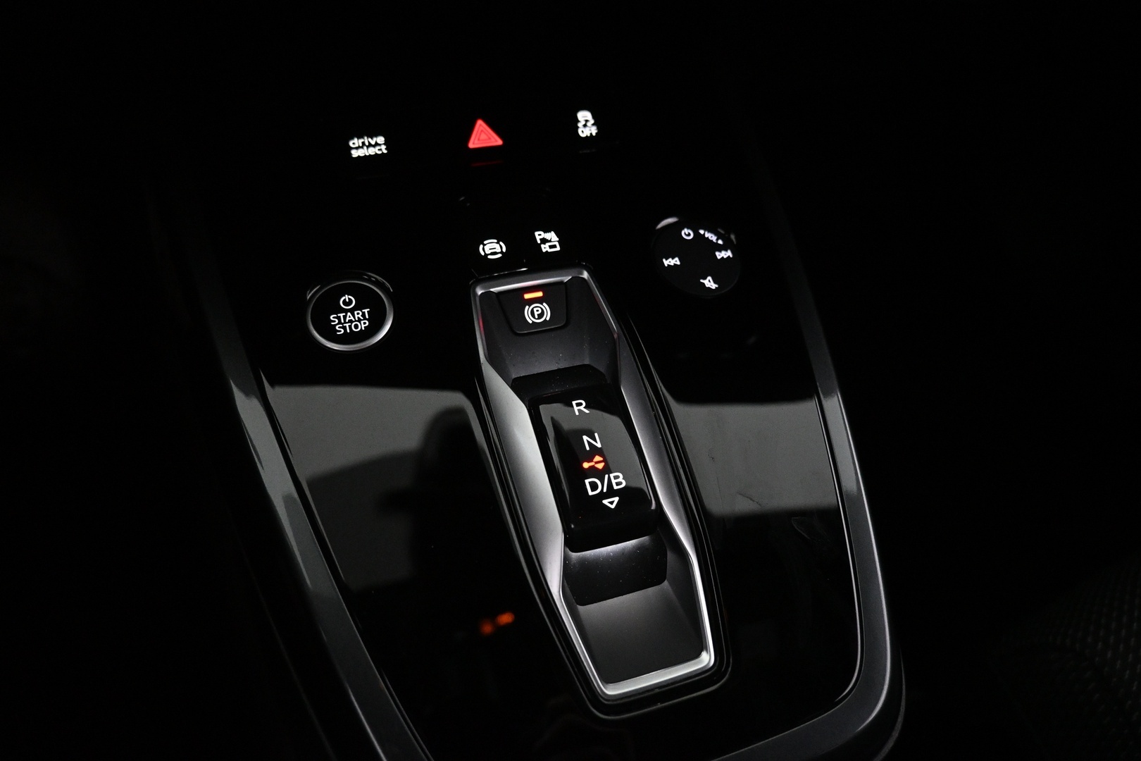 AUDI Q4 e-tron 2025