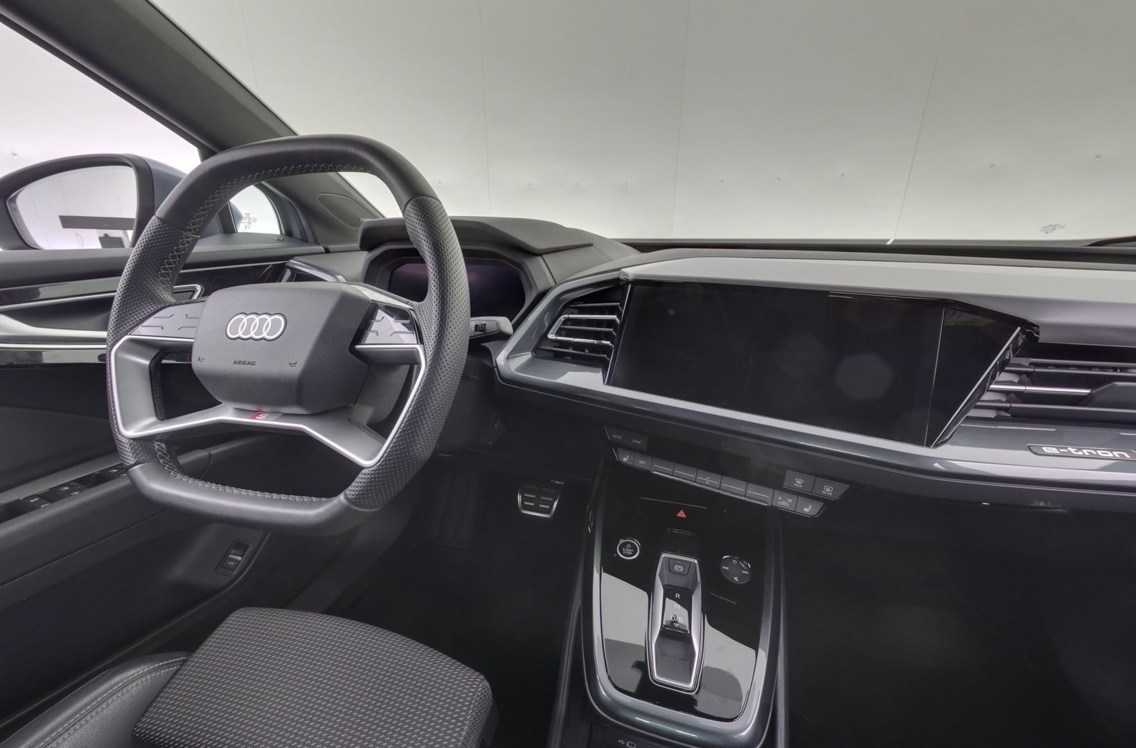 AUDI Q4 e-tron 2025