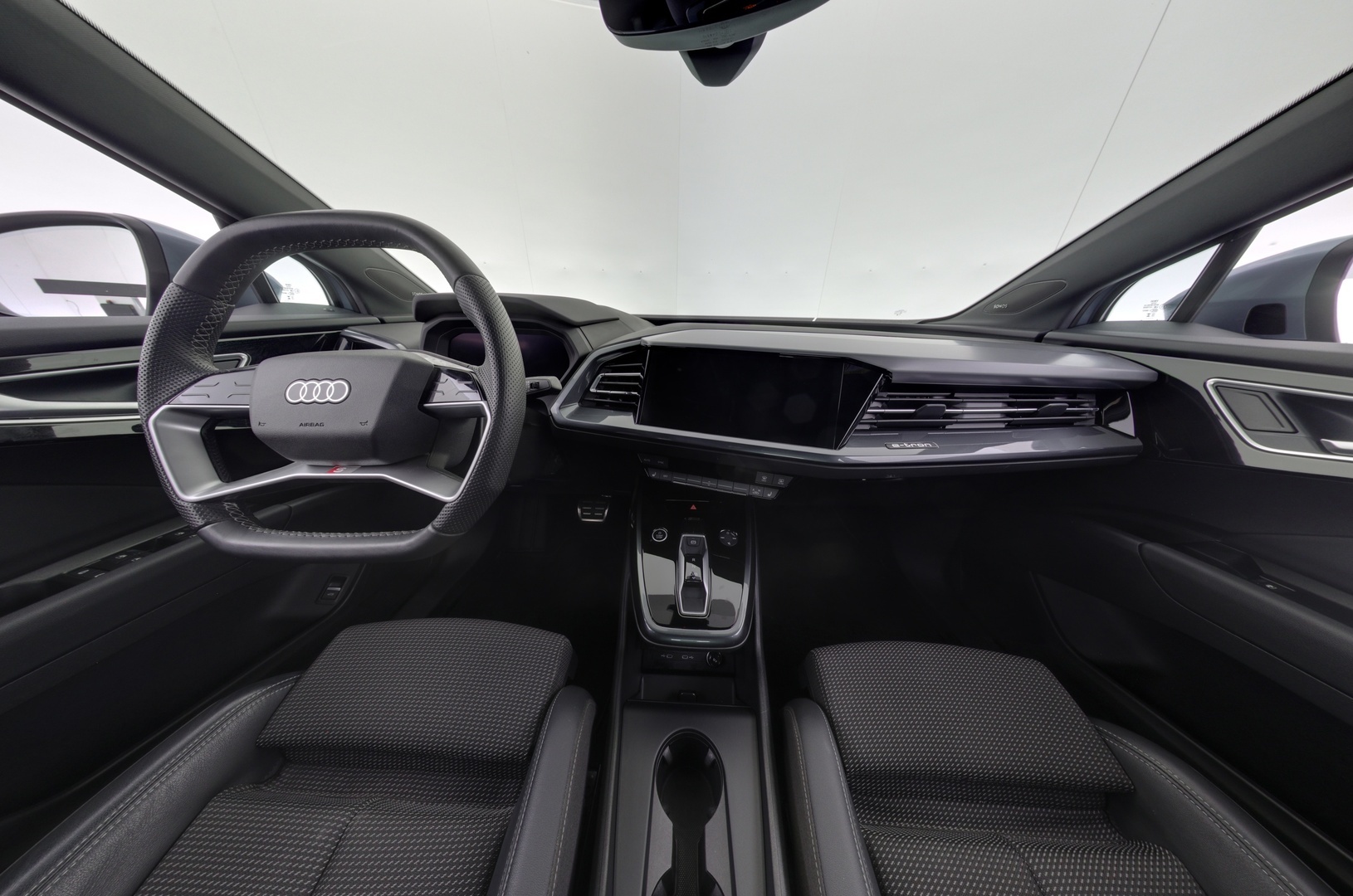 AUDI Q4 e-tron 2025