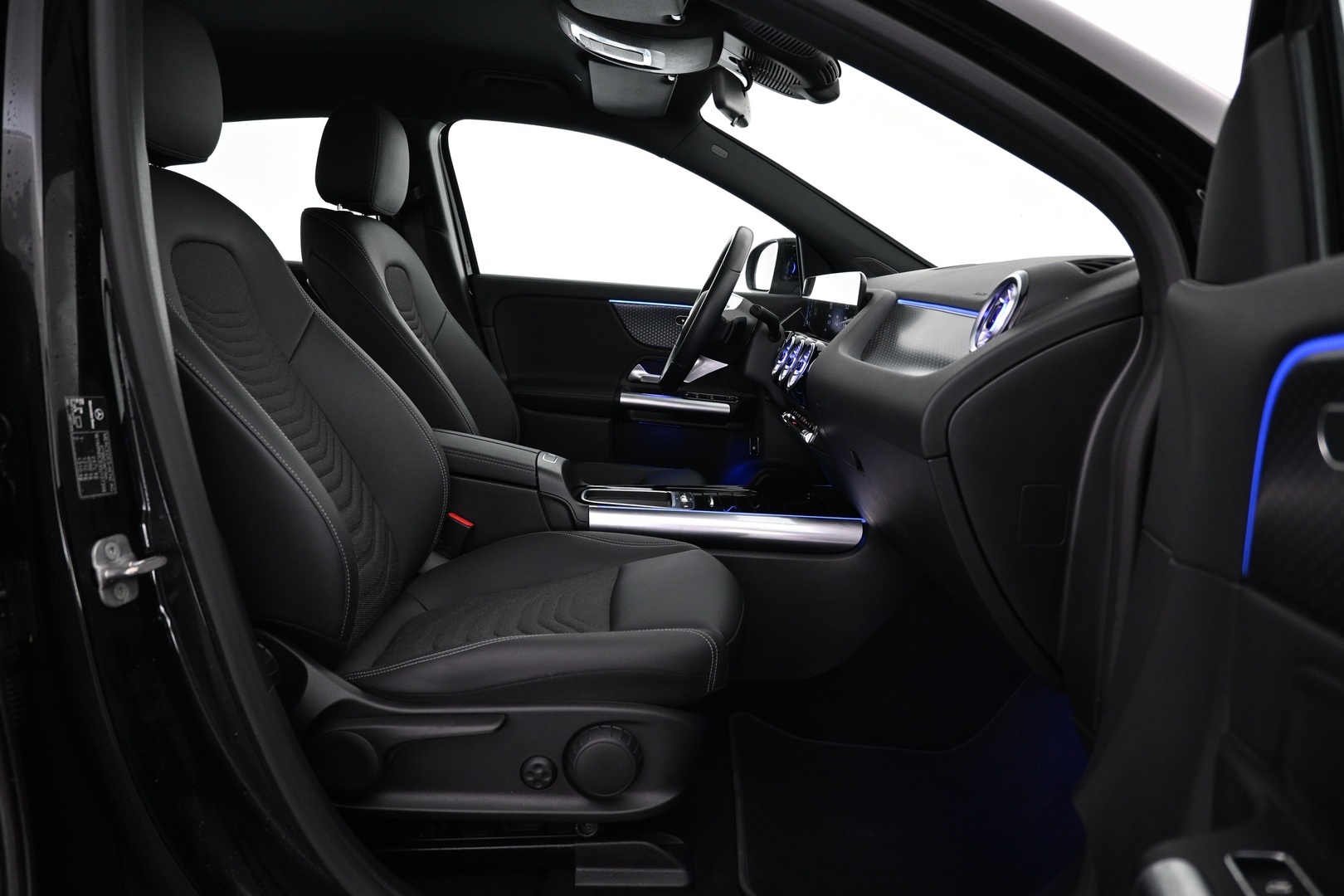 MERCEDES-BENZ EQA 2025