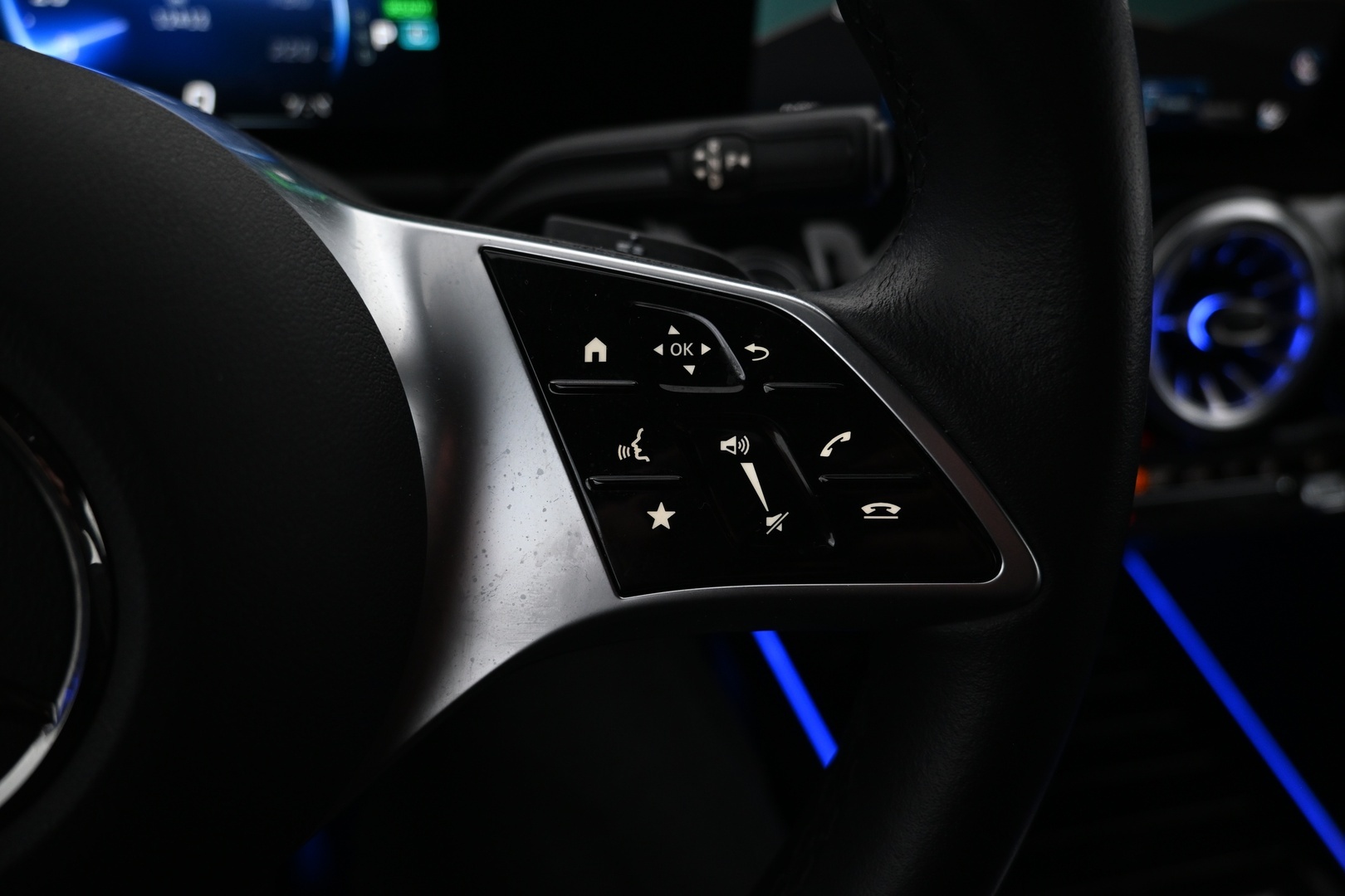 MERCEDES-BENZ EQA 2025