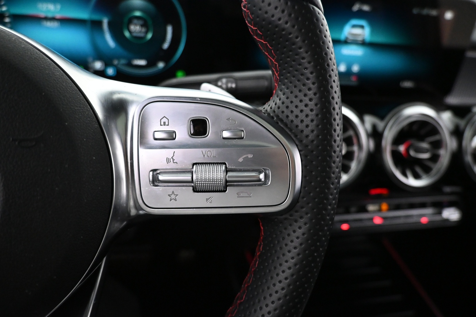 MERCEDES-BENZ EQB 2023