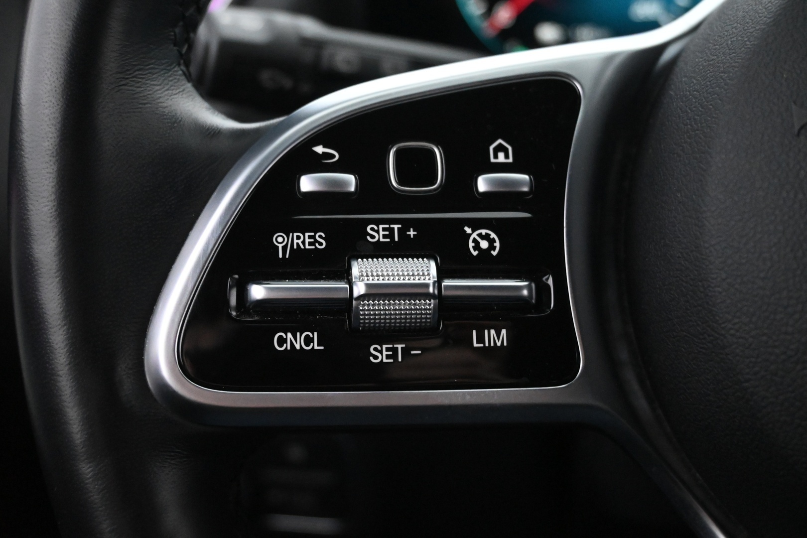 MERCEDES-BENZ EQA 2024