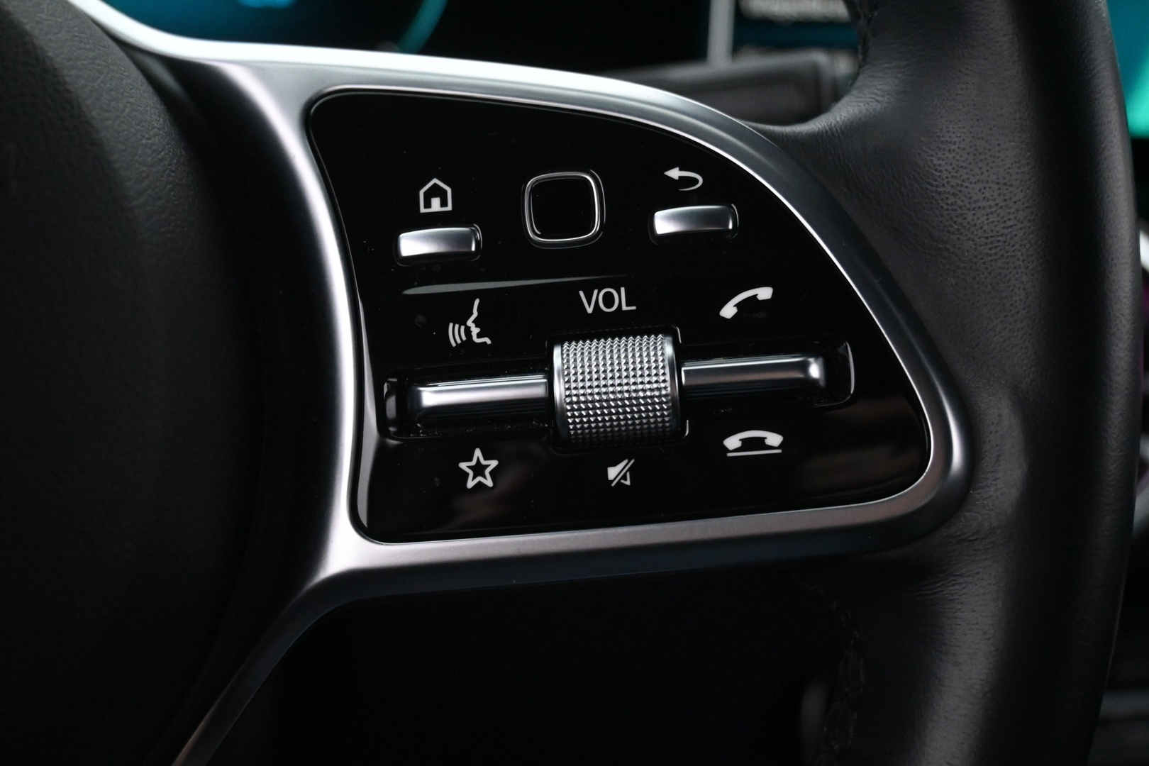 MERCEDES-BENZ EQA 2024